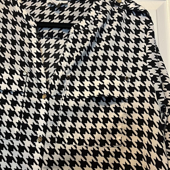 Houndstooth button down blouse - Picture 2 of 3